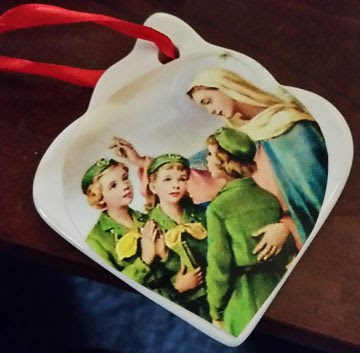 Create a classic feel Christmas ornament for your Girl Scouts